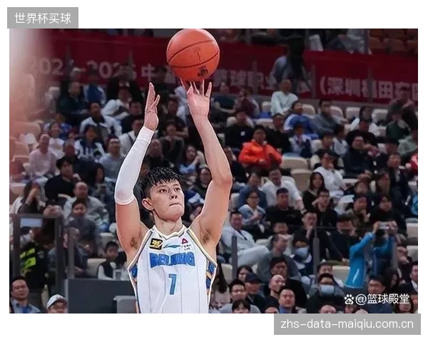 曾凡博关键时刻外线发炮回应广东追分,高效三分命中率成为比赛转折点。 曾凡博关键时刻外线发炮回应广东追分,高效三分命中率成为比赛转折点。